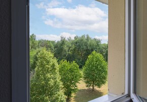 Escrivaninha, quartos à prova de som, Wi-Fi de cortesia, roupa de cama