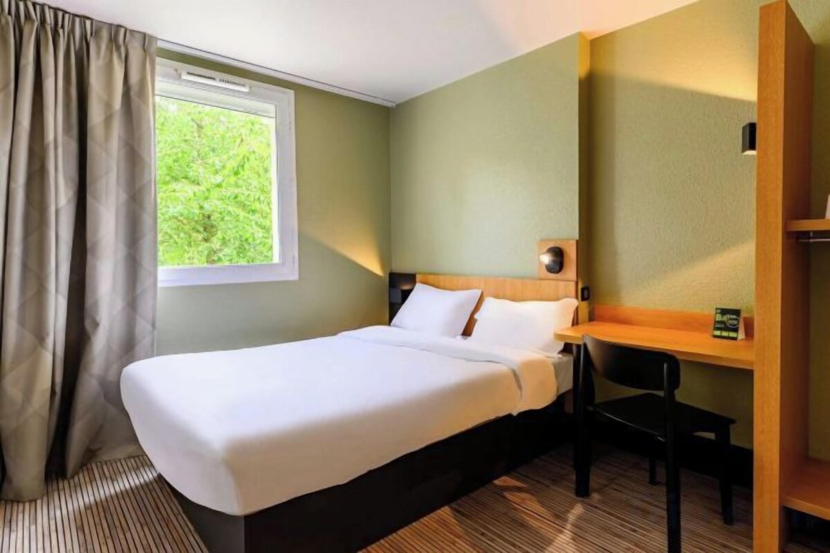 Desk, soundproofing, free WiFi, bed sheets