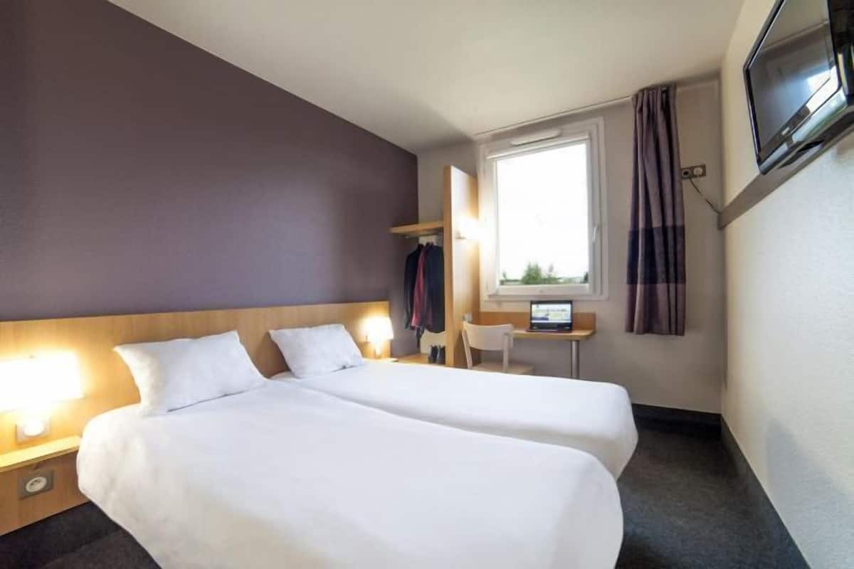 Desk, soundproofing, free WiFi, bed sheets