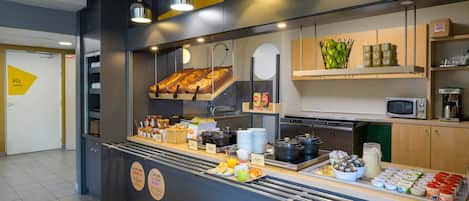 Café da manhã com buffet todos os dias mediante uma taxa