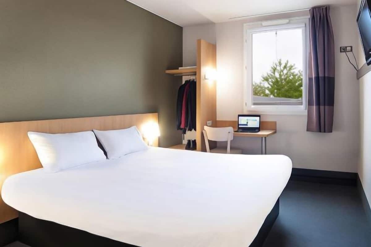 Desk, soundproofing, free WiFi, bed sheets