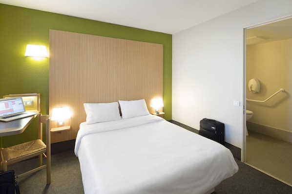 Chambre Double, accessible aux personnes à mobilité réduite | Bureau, chambres insonorisées, Wi-Fi gratuit, draps fournis