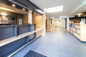 Reception - B&B HOTEL Marne-la-Vallée Bussy (Bussy-Saint-Georges)