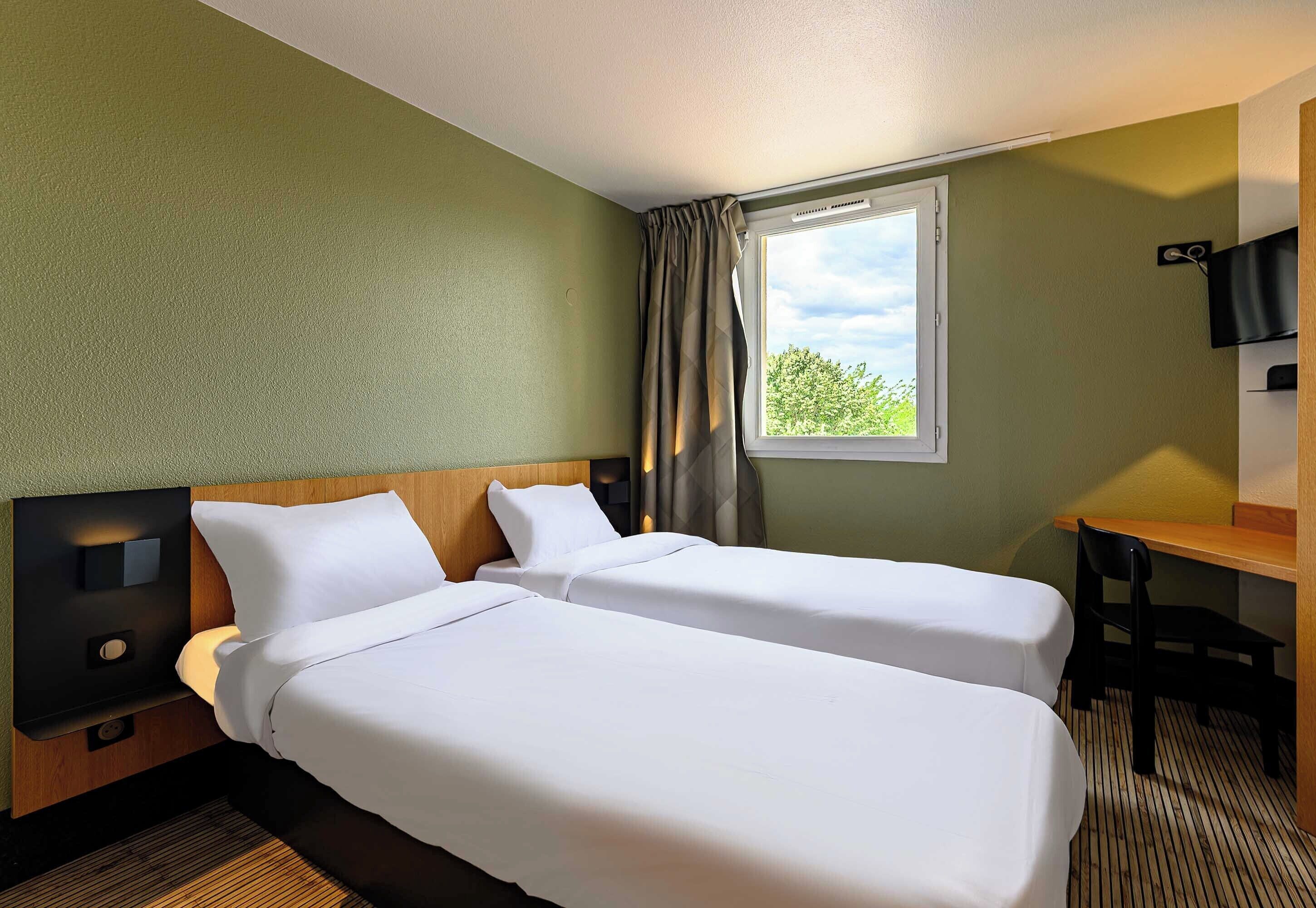 Escritorio, sistema de insonorización, wifi gratis y ropa de cama 