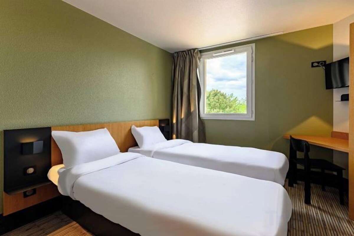 Desk, soundproofing, free WiFi, bed sheets