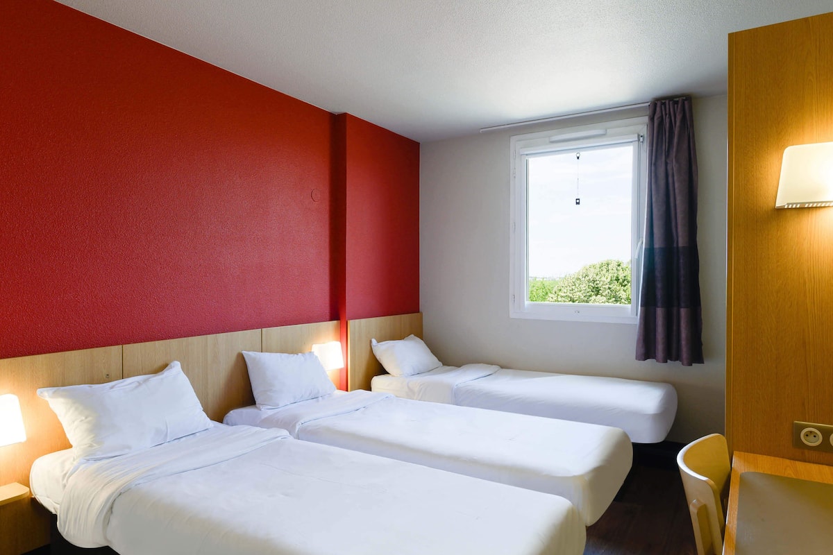 Classic Triple Room | Meja, kalis bunyi, Wi-fi percuma, cadar katil