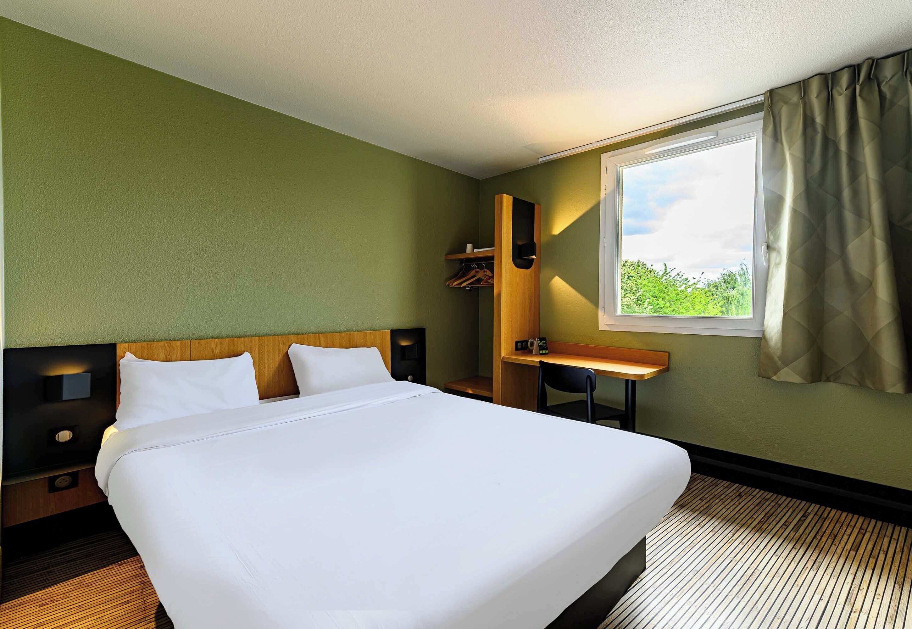 Escritorio, sistema de insonorización, wifi gratis y ropa de cama 