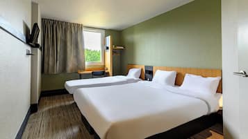 Triple Room | Desk, soundproofing, free WiFi, bed sheets