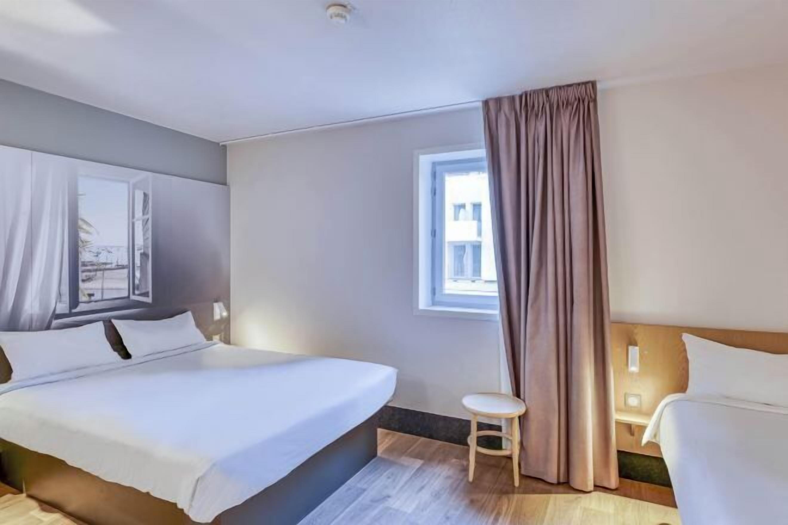 Premium bedding, desk, soundproofing, free WiFi