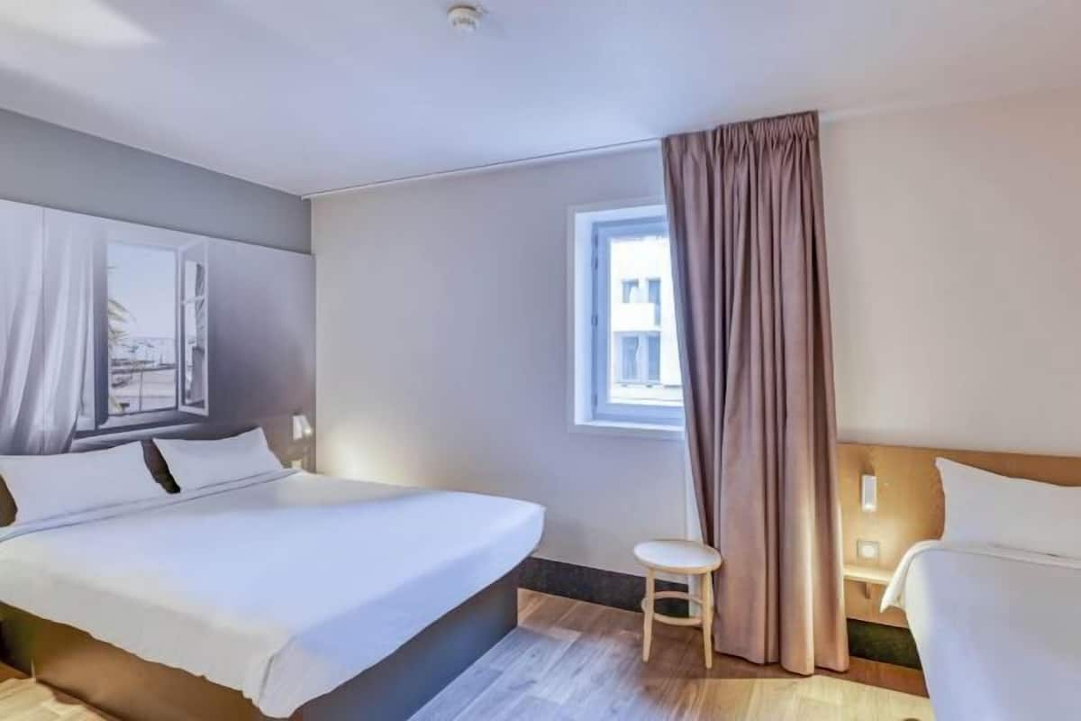 Hochwertige Bettwaren, Schreibtisch, schallisolierte Zimmer