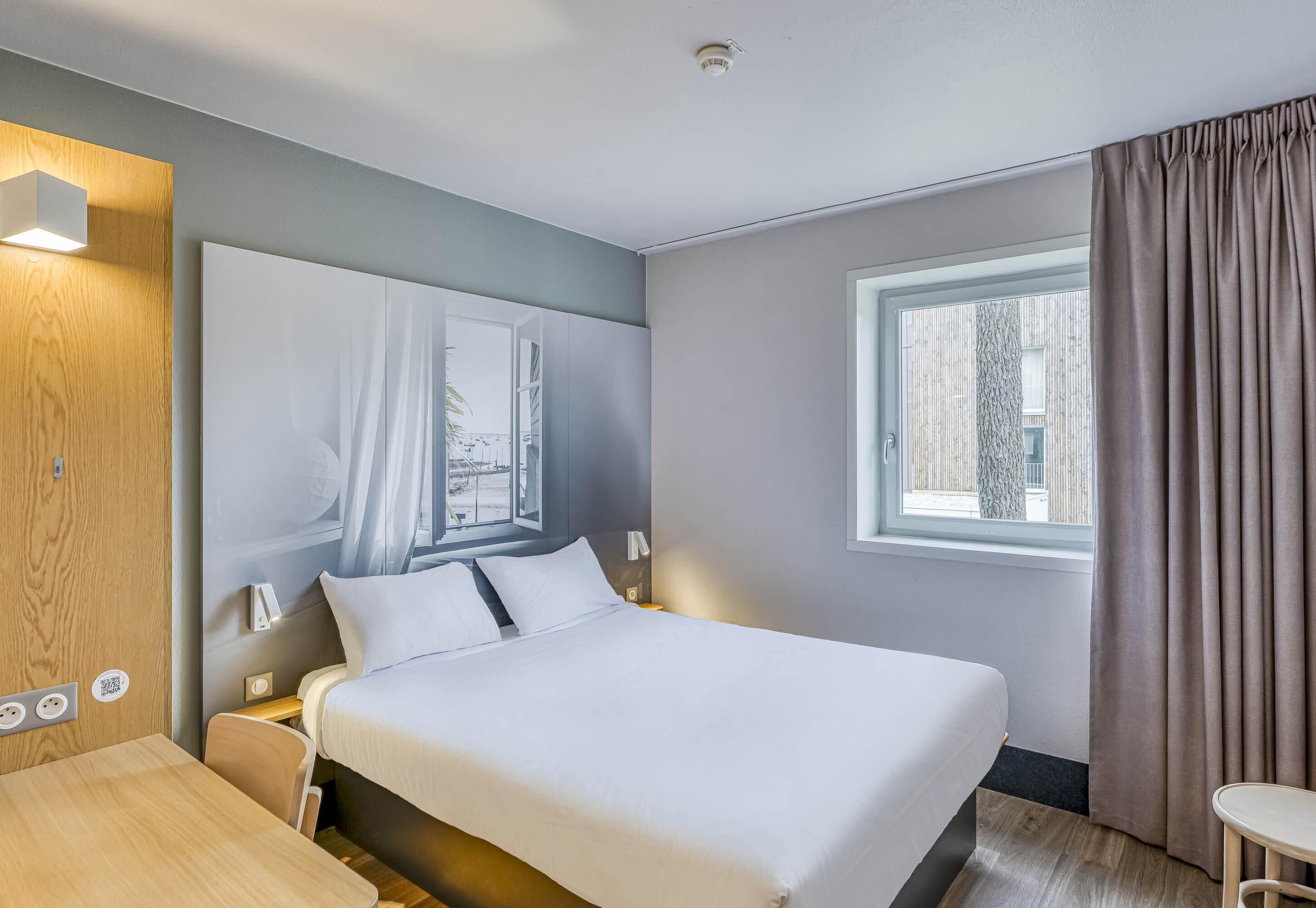 Premium bedding, desk, soundproofing, free WiFi