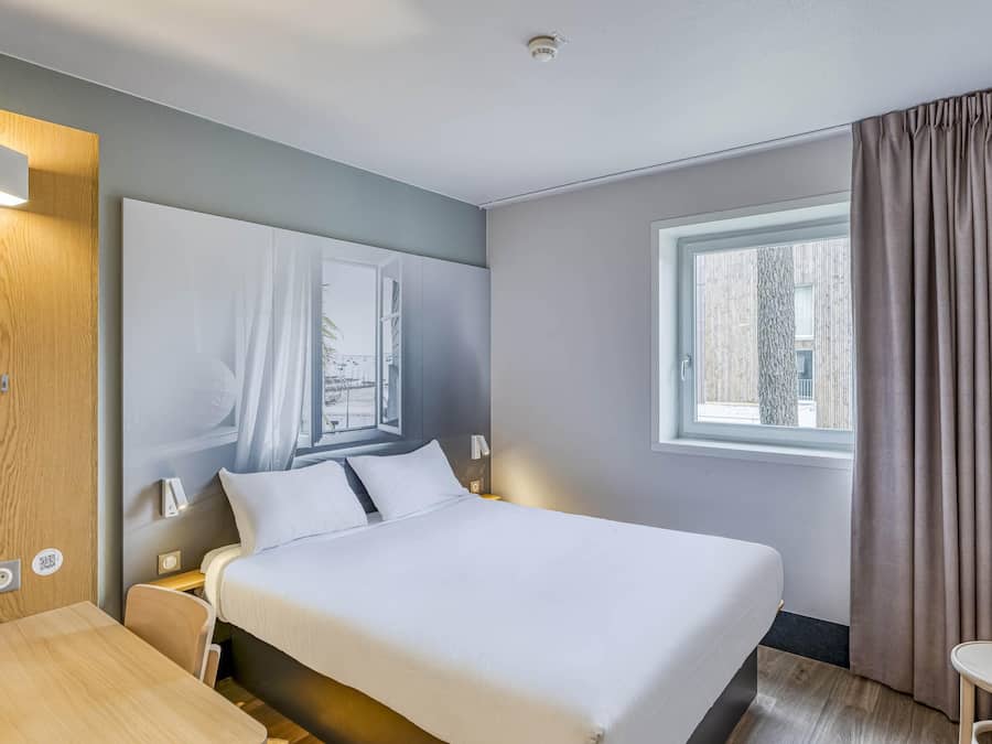 Roupas de cama premium, escrivaninha, quartos à prova de som