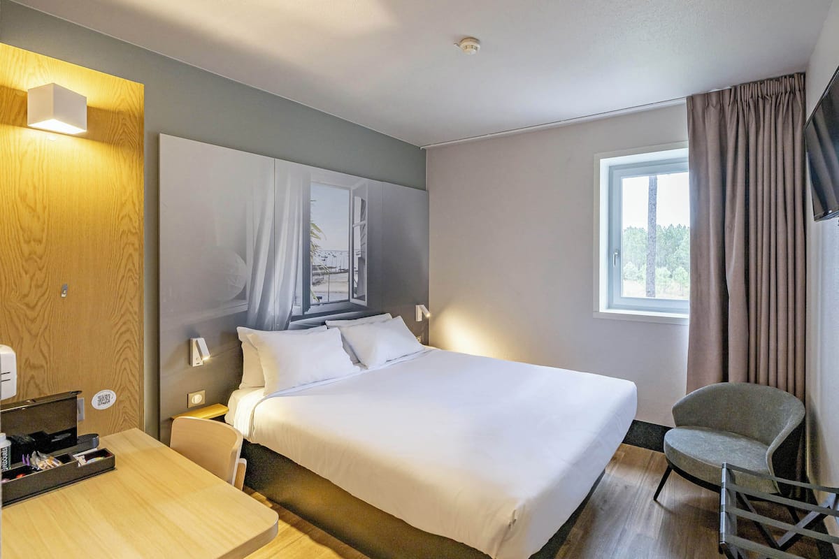 Ropa de cama de alta calidad, escritorio, insonorización y wifi gratis