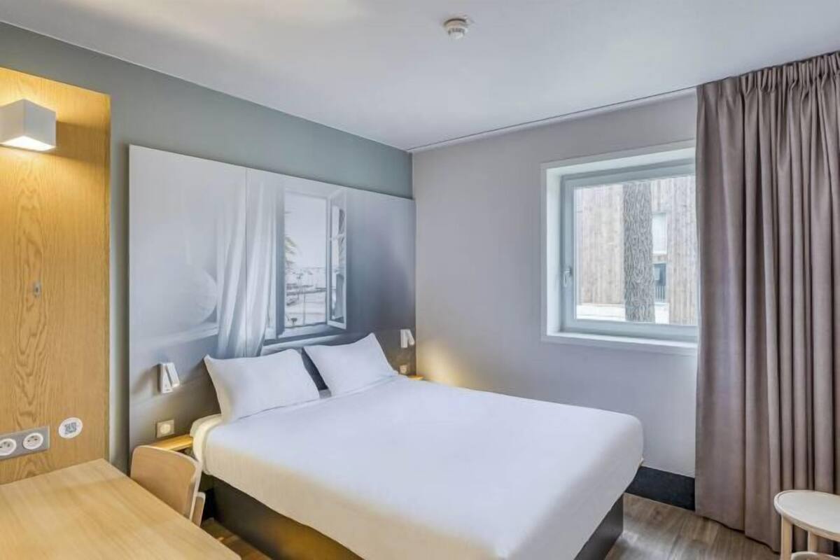 Hochwertige Bettwaren, Schreibtisch, schallisolierte Zimmer