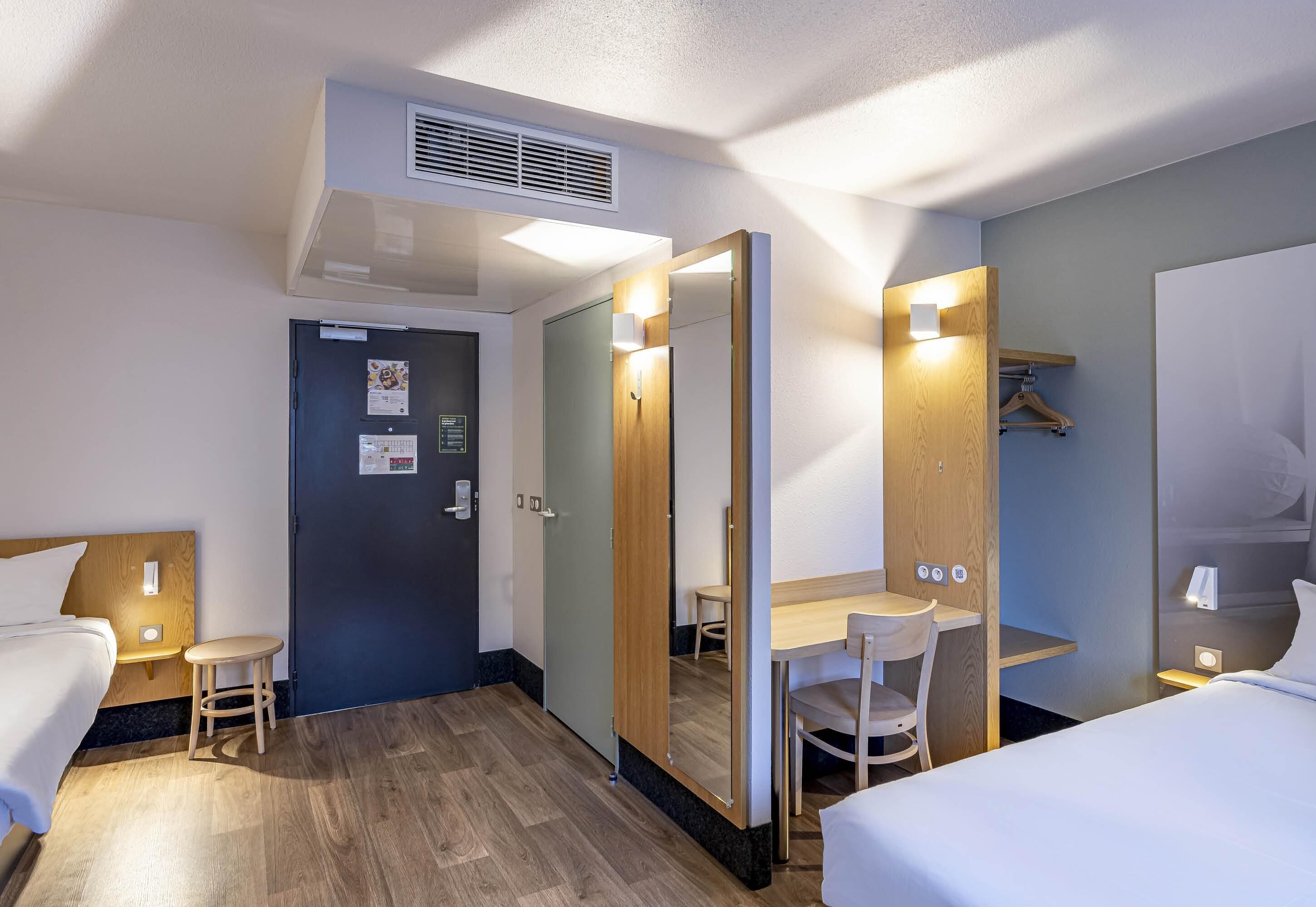 Habitación cuádruple, para no fumadores | Ropa de cama de alta calidad, escritorio, insonorización y wifi gratis 
