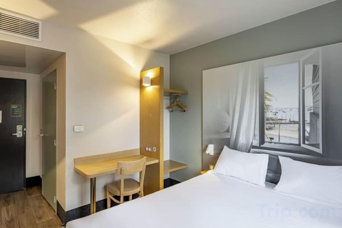 Luxe beddengoed, een bureau, geluiddichte muren, gratis wifi