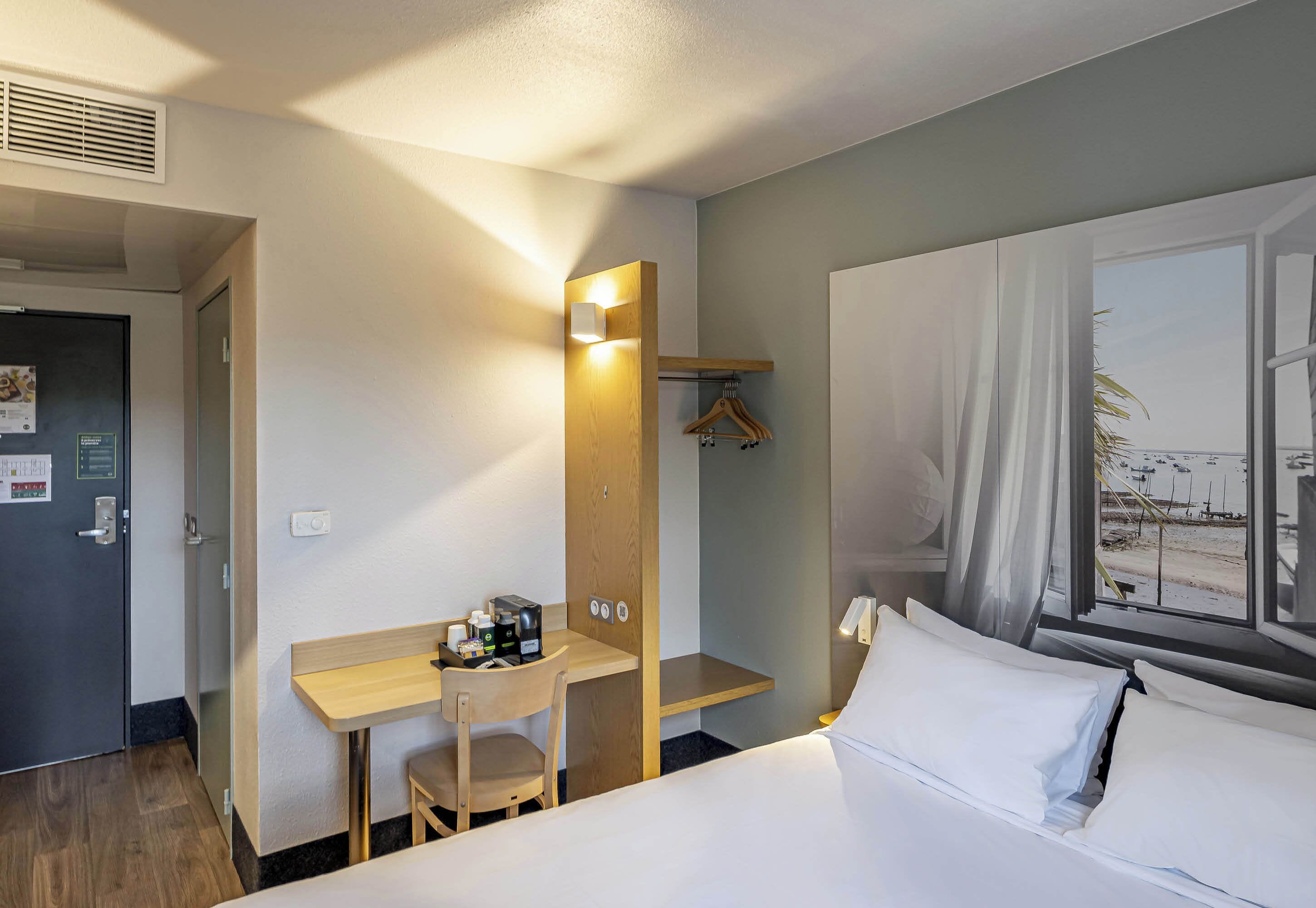 1 bedroom, premium bedding, desk, soundproofing