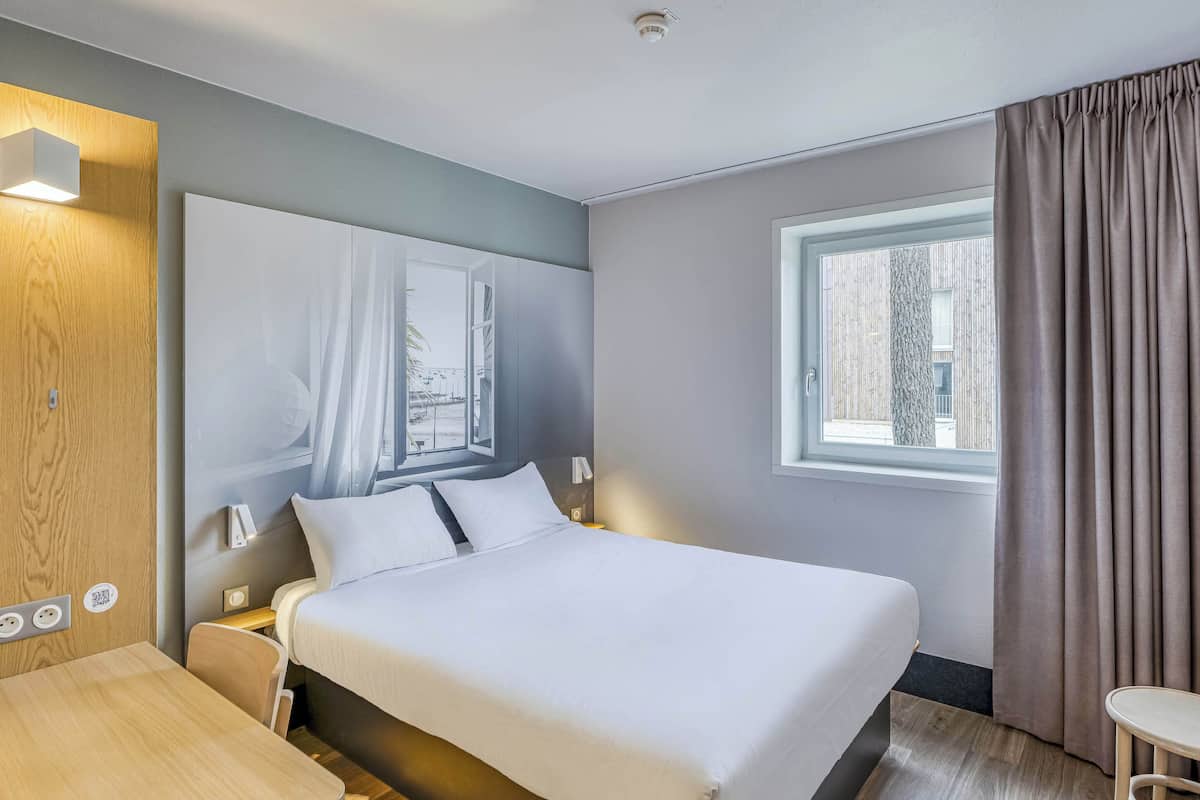 Ropa de cama de alta calidad, escritorio, insonorización y wifi gratis
