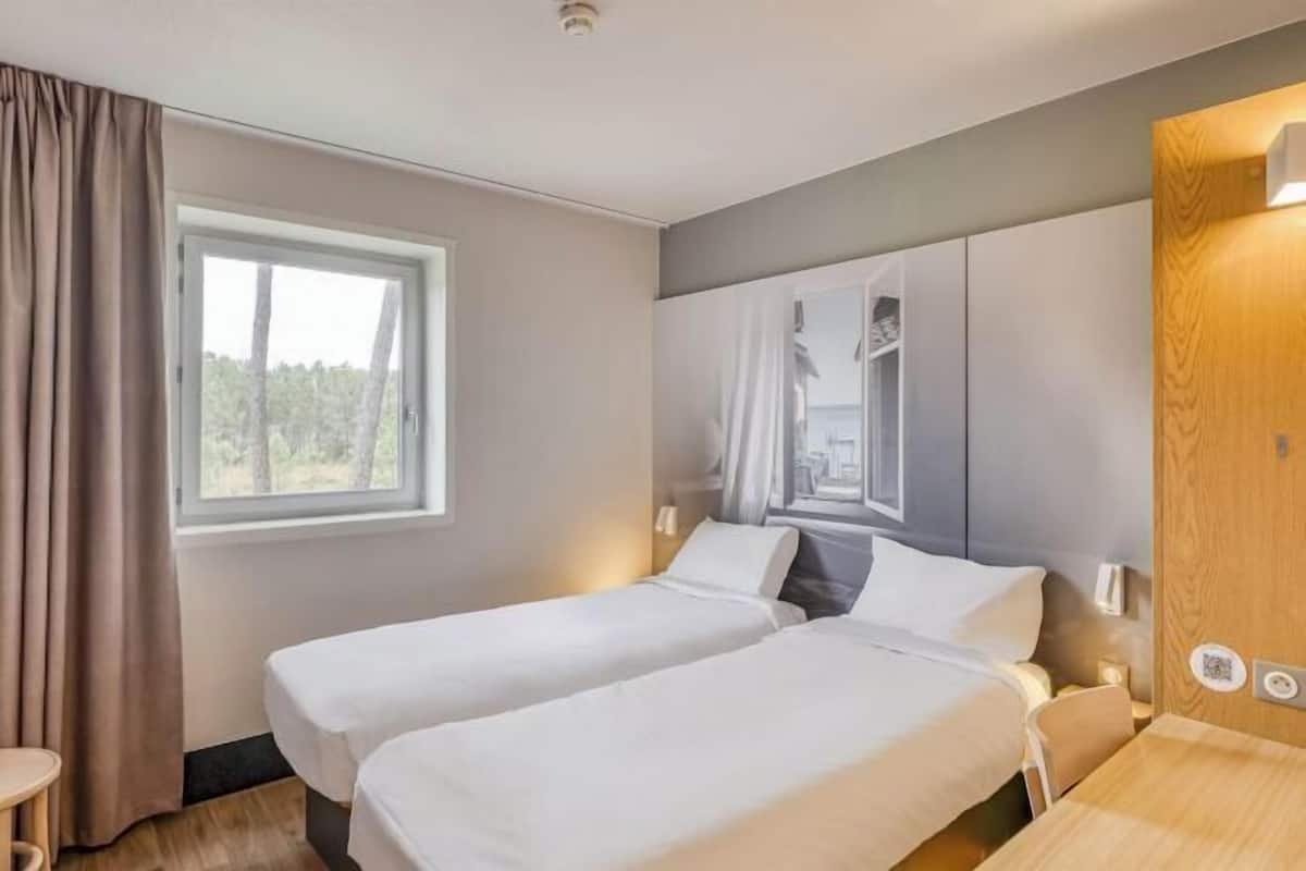 Hochwertige Bettwaren, Schreibtisch, schallisolierte Zimmer