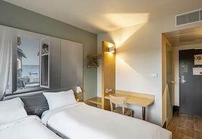 Ropa de cama de alta calidad, escritorio y sistema de insonorización 