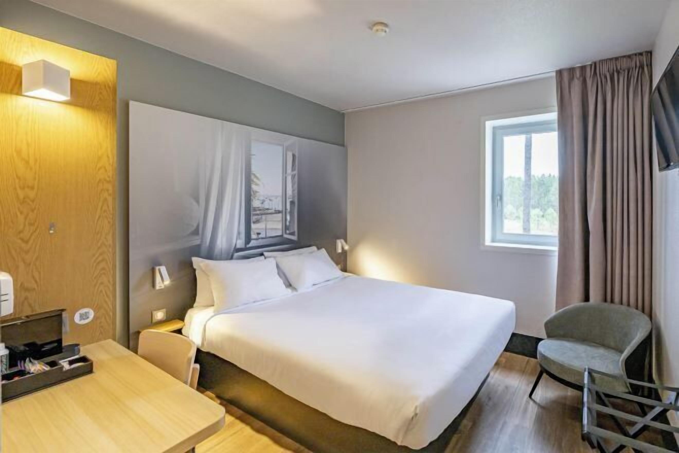 Premium bedding, desk, soundproofing, free WiFi