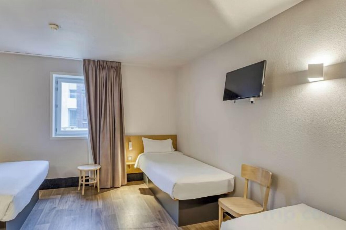 Premium bedding, desk, soundproofing, free WiFi