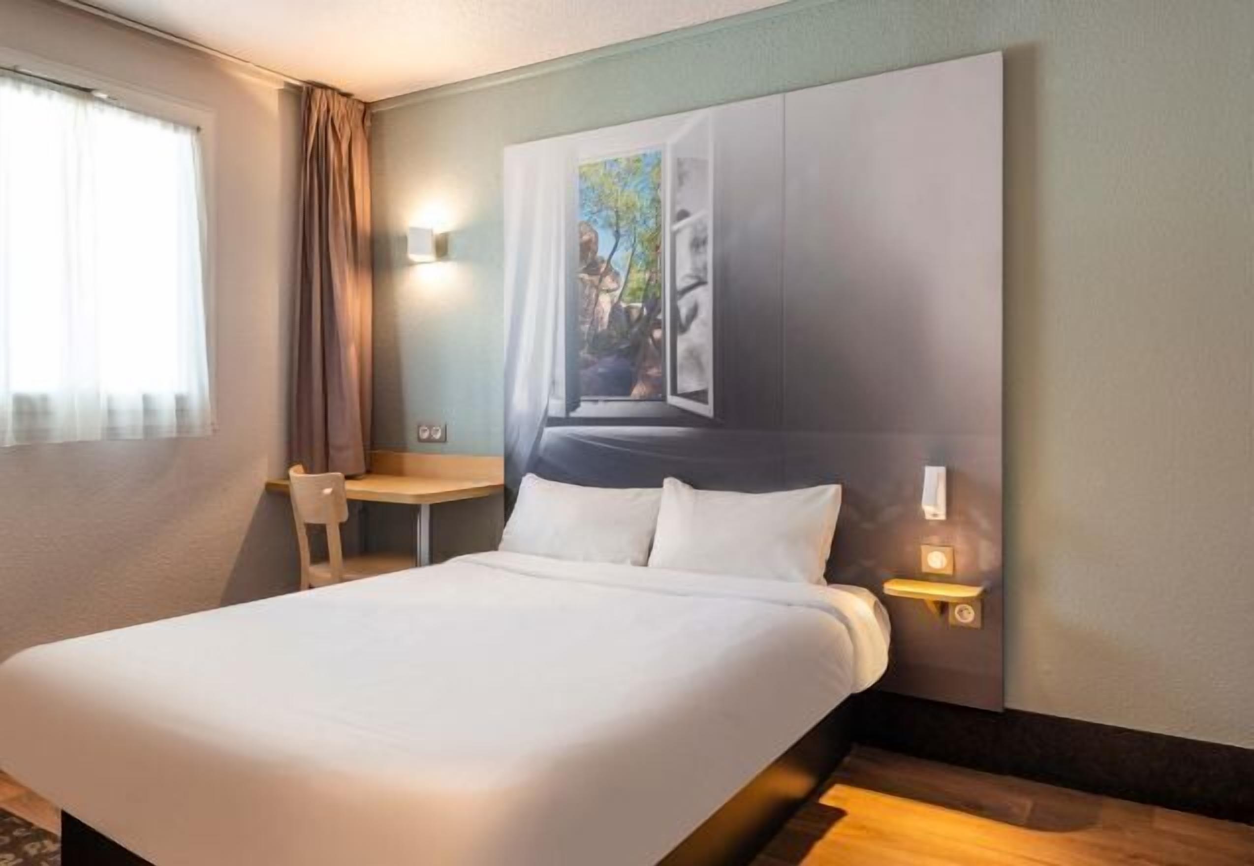 Hochwertige Bettwaren, Schreibtisch, schallisolierte Zimmer