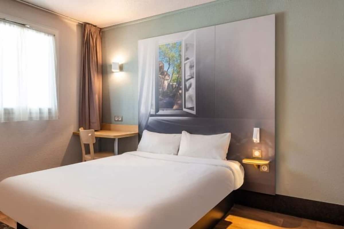 Hochwertige Bettwaren, Schreibtisch, schallisolierte Zimmer