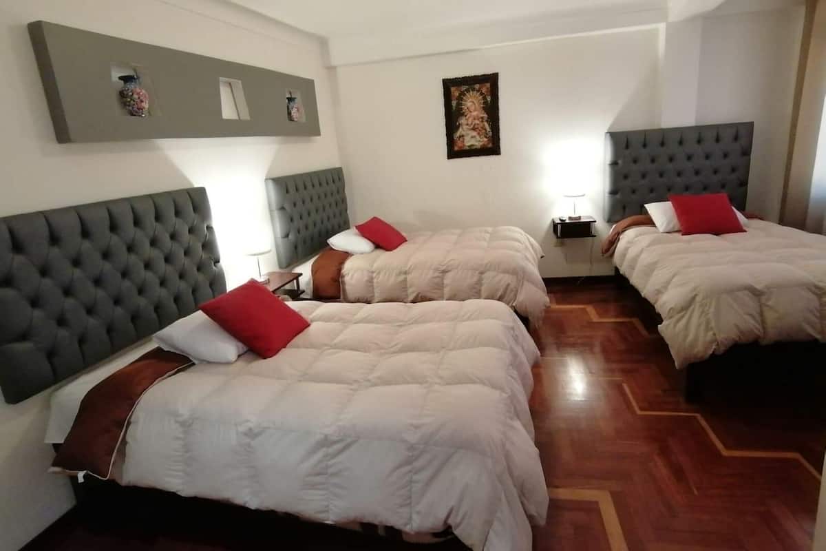 Cofres nos quartos, cortinas blackout, Wi-Fi de cortesia, roupa de cama