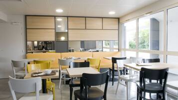 Petit déjeuner buffet servi tous les jours en supplément