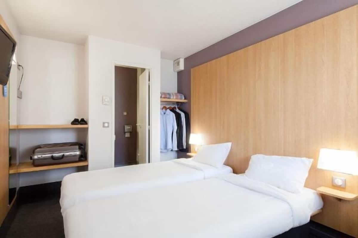 Desk, soundproofing, cribs/infant beds, free WiFi