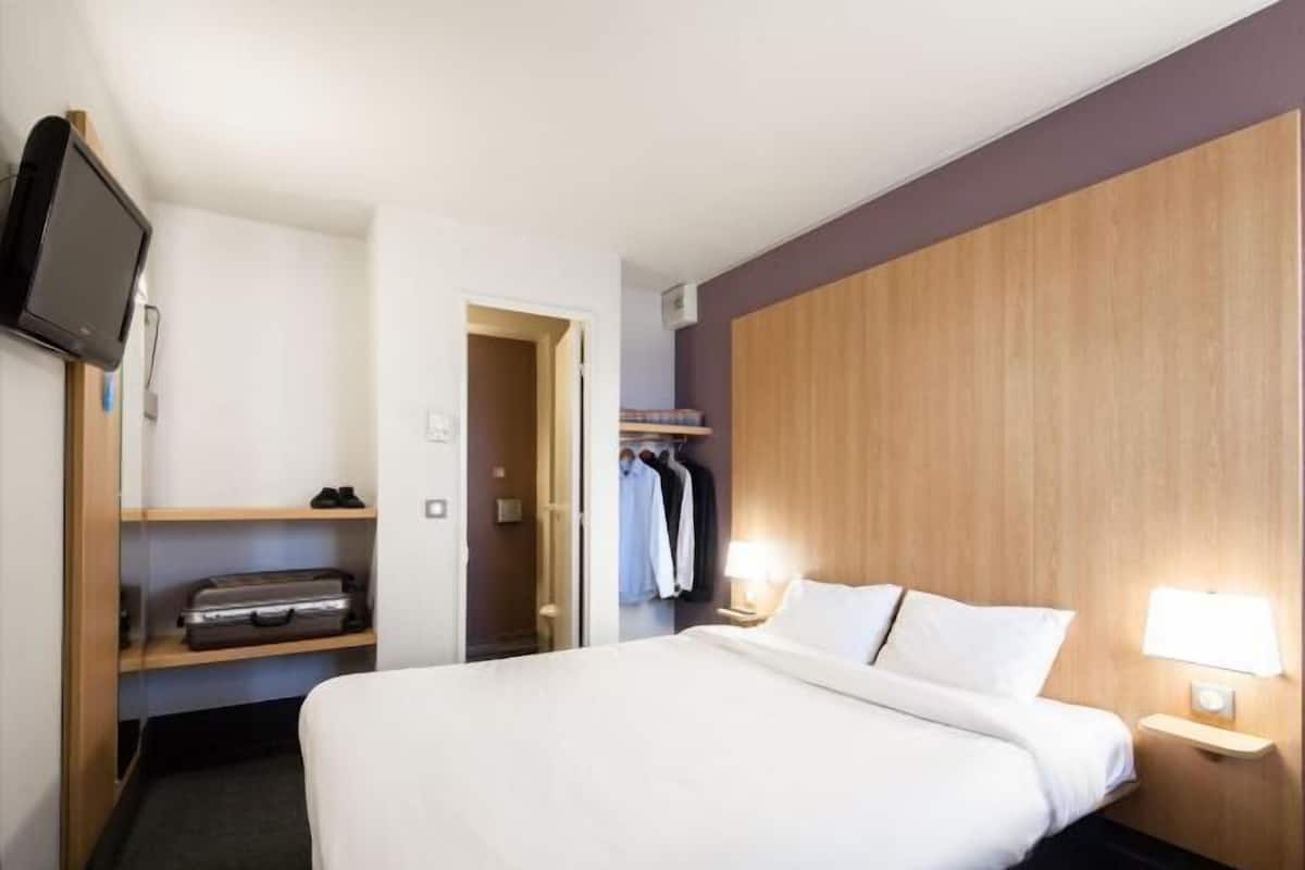 Desk, soundproofing, cribs/infant beds, free WiFi