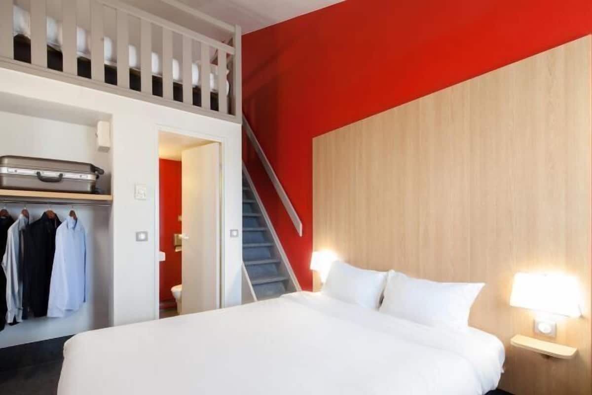 Desk, soundproofing, cribs/infant beds, free WiFi