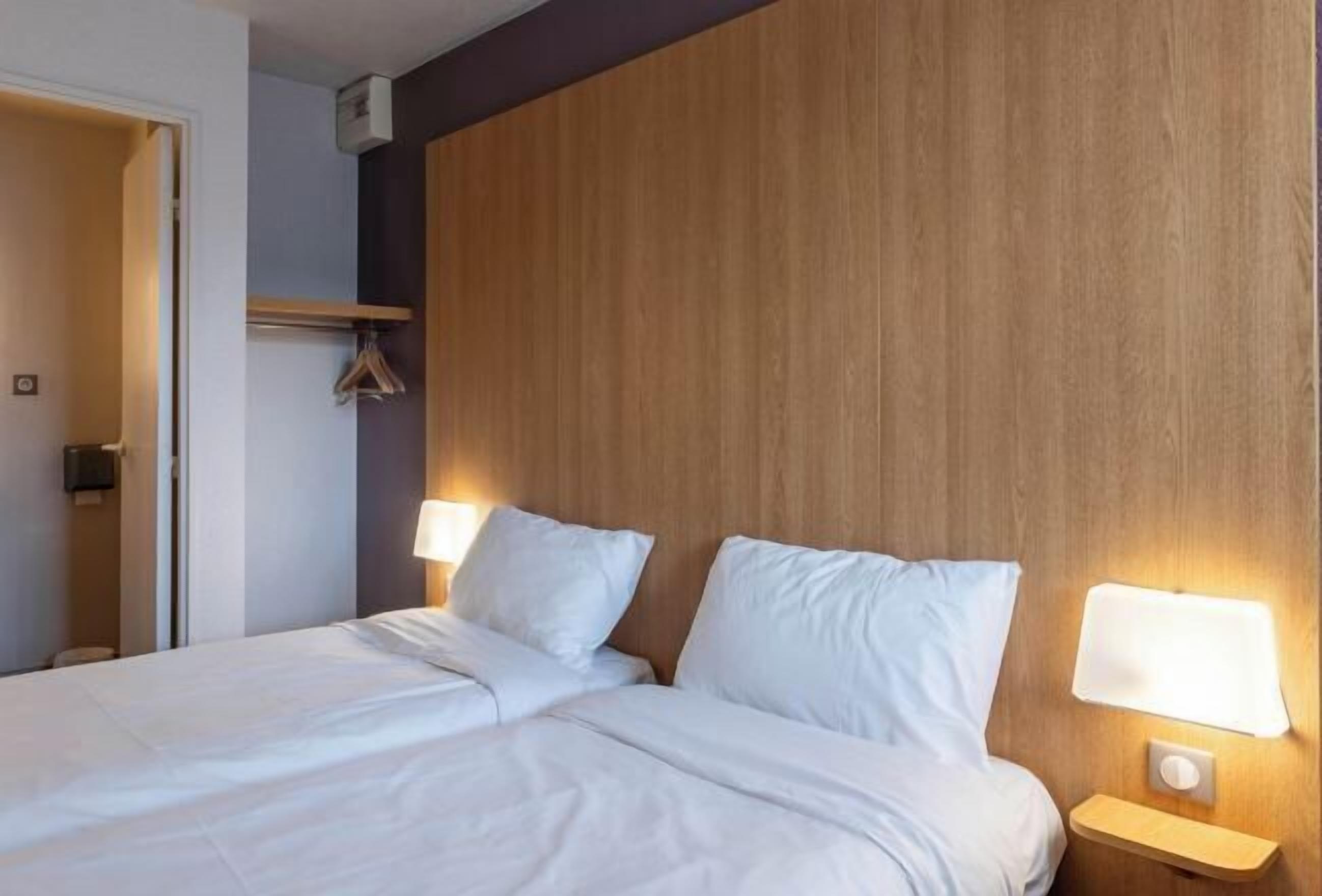 Een bureau, geluiddichte muren, babybedden (toeslag), gratis wifi