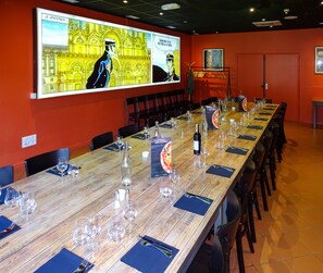 Lunch and dinner served, Italian cuisine