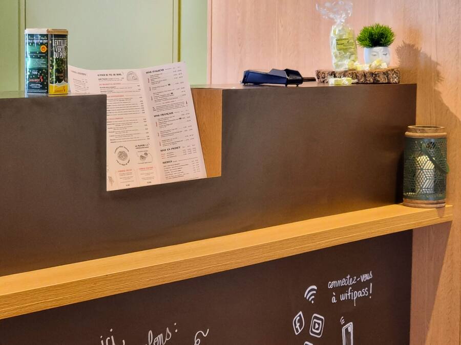 Una recepció amb un menú, un senyal de trinxat privat i un senyal de WiFi.