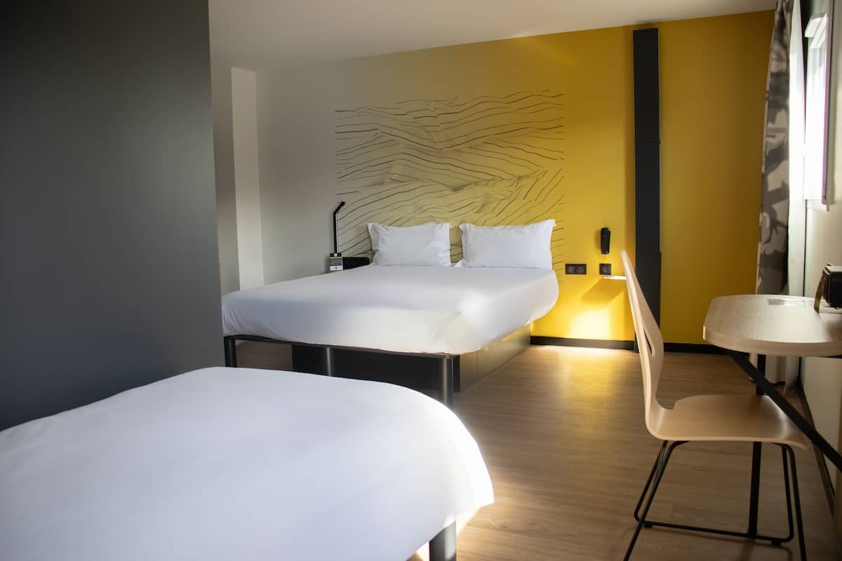 standard triple room, multiple beds, mobility accessible, non smoking | individually furnished, desk, blackout curtains, soundproofing