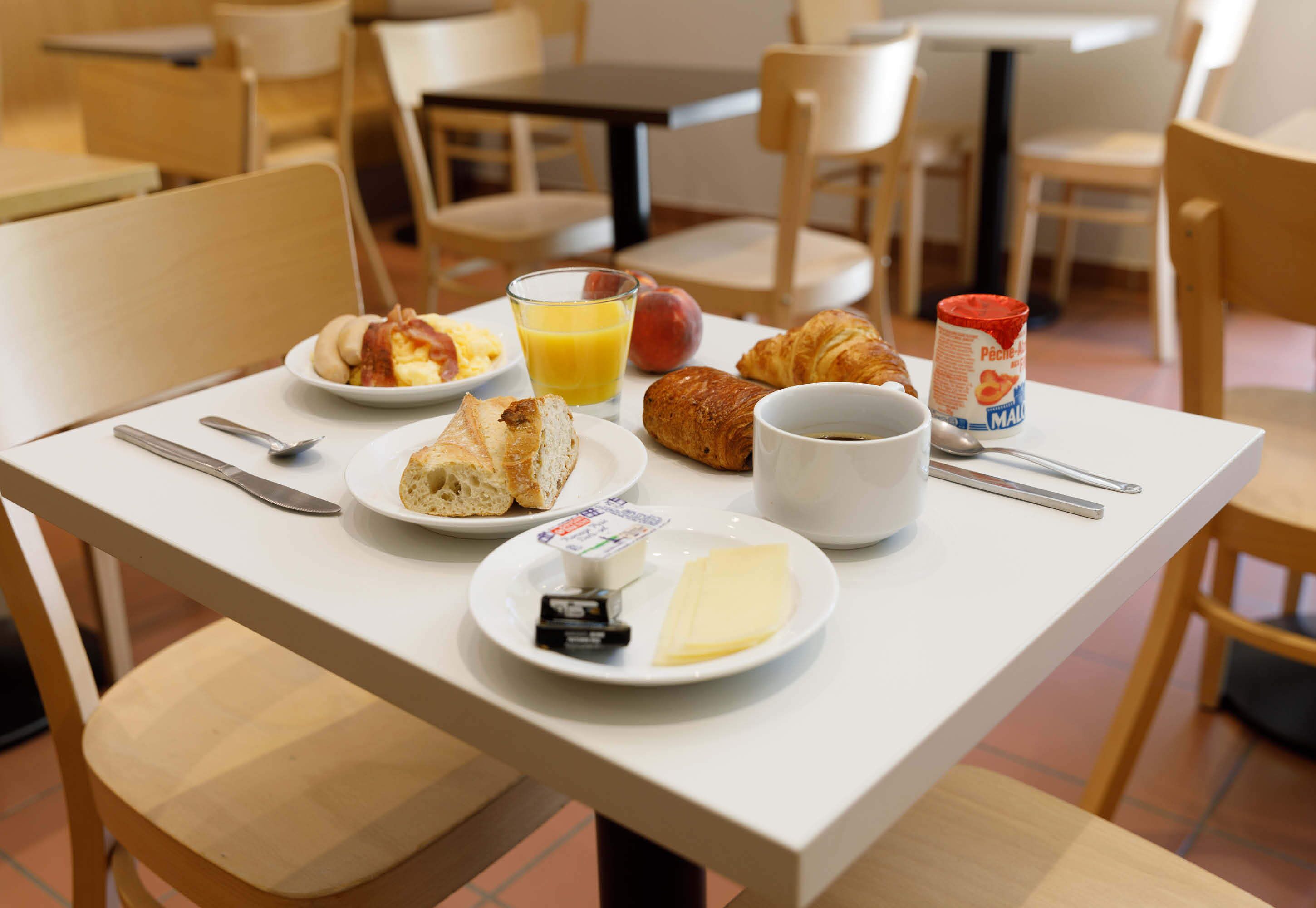 daily buffet breakfast for a fee