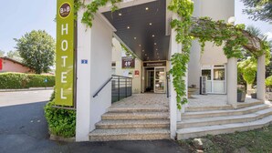 A hotel entrance with a sign reading "HOTEL" and "B&B HOTELS" above the door.