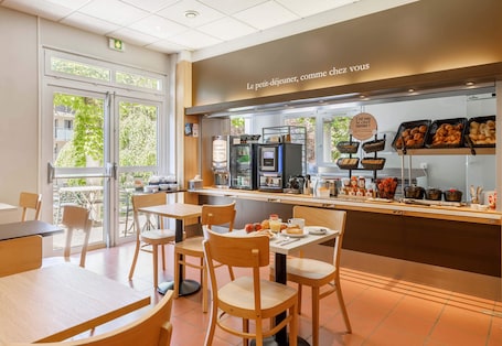 Lunch and dinner served . B&B HOTEL Le Puy-en-Velay