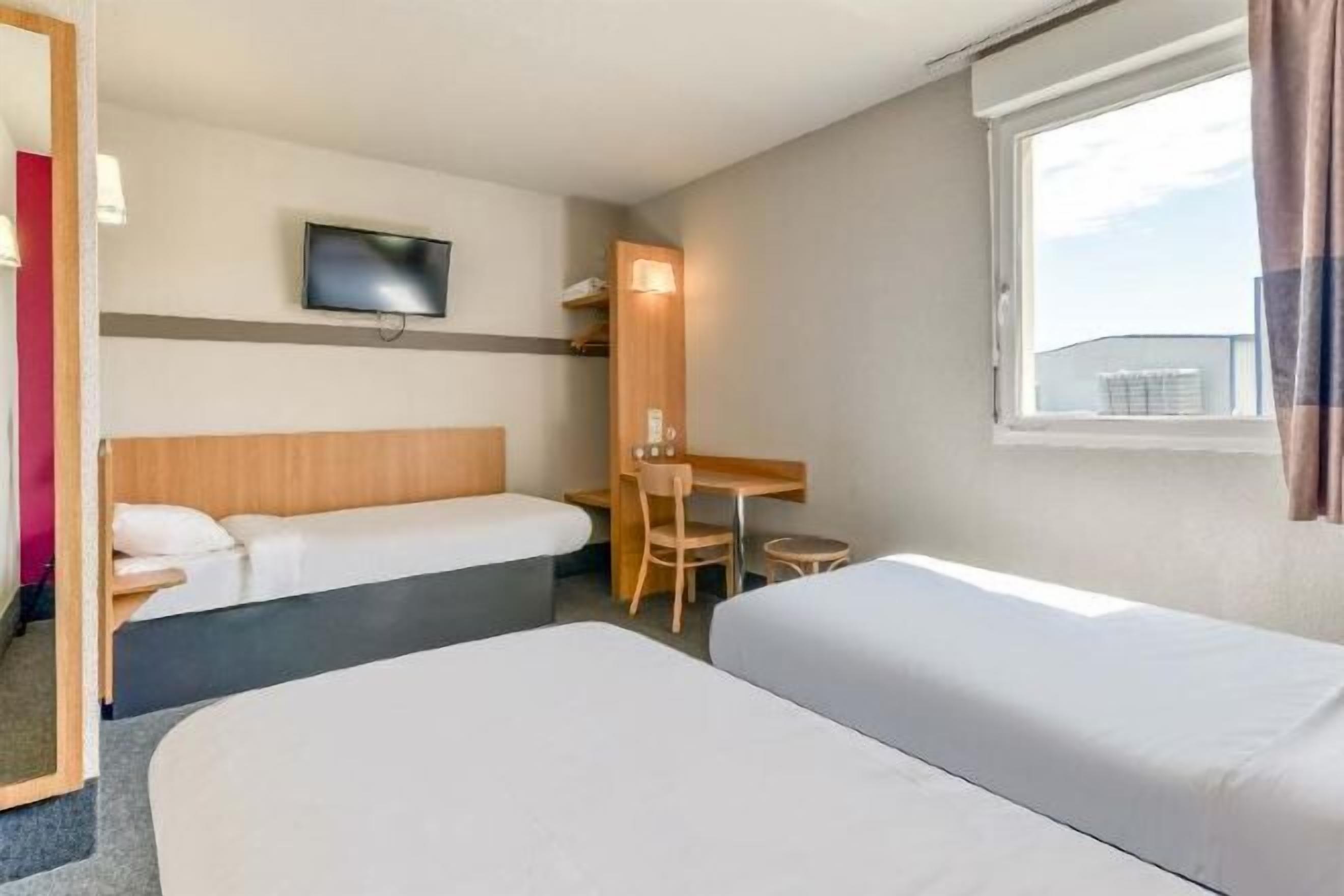 Ropa de cama de alta calidad, escritorio, insonorización y wifi gratis 