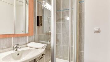 Een douche, handdoeken