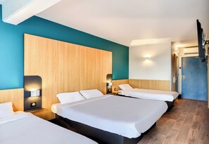 Vierbettzimmer, Nichtraucher | Hochwertige Bettwaren, Schreibtisch, schallisolierte Zimmer