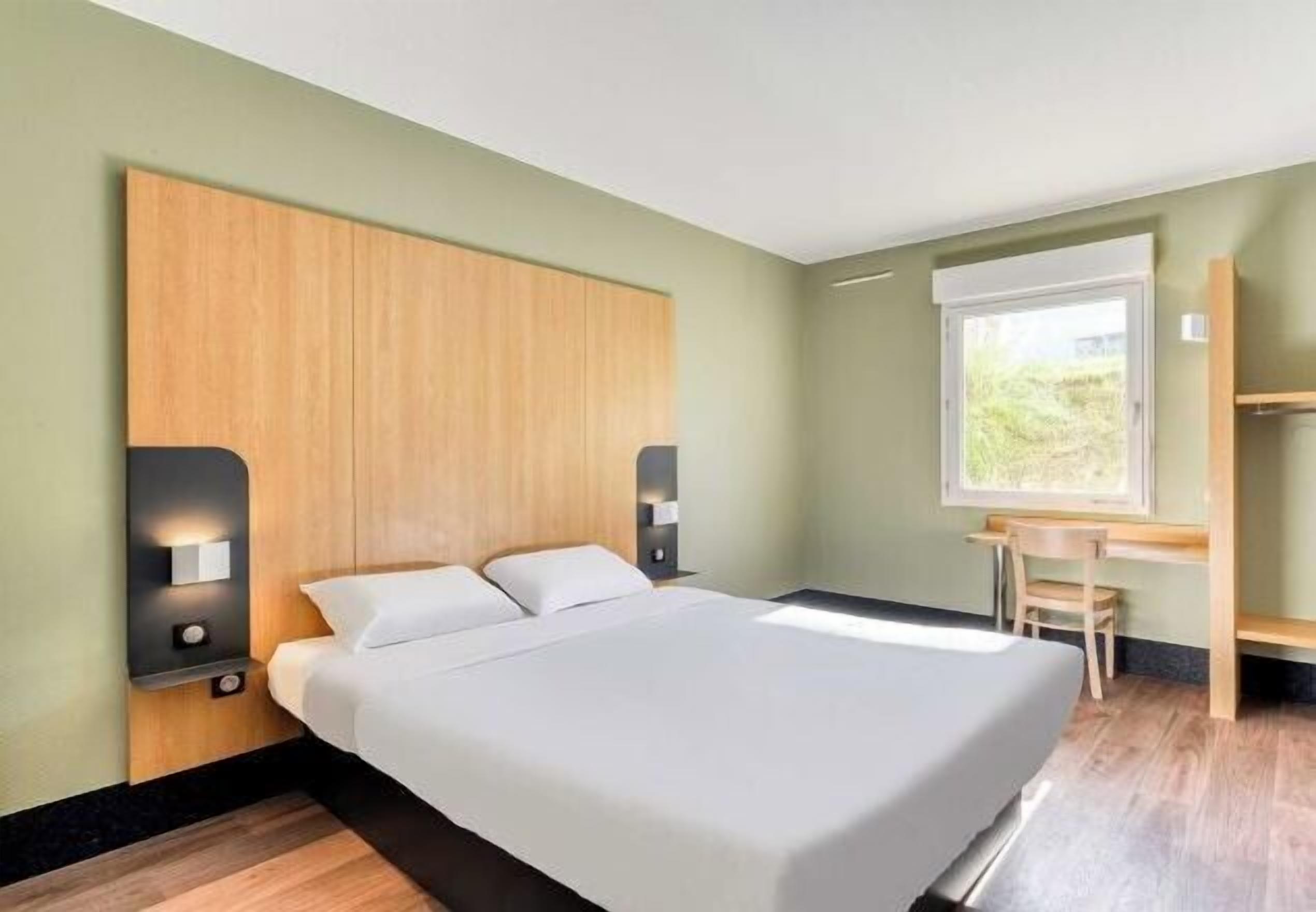 Premium bedding, desk, soundproofing, free WiFi