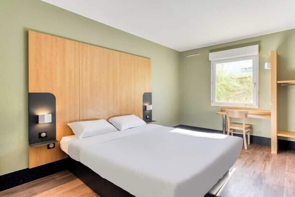 Premium bedding, desk, soundproofing, free WiFi