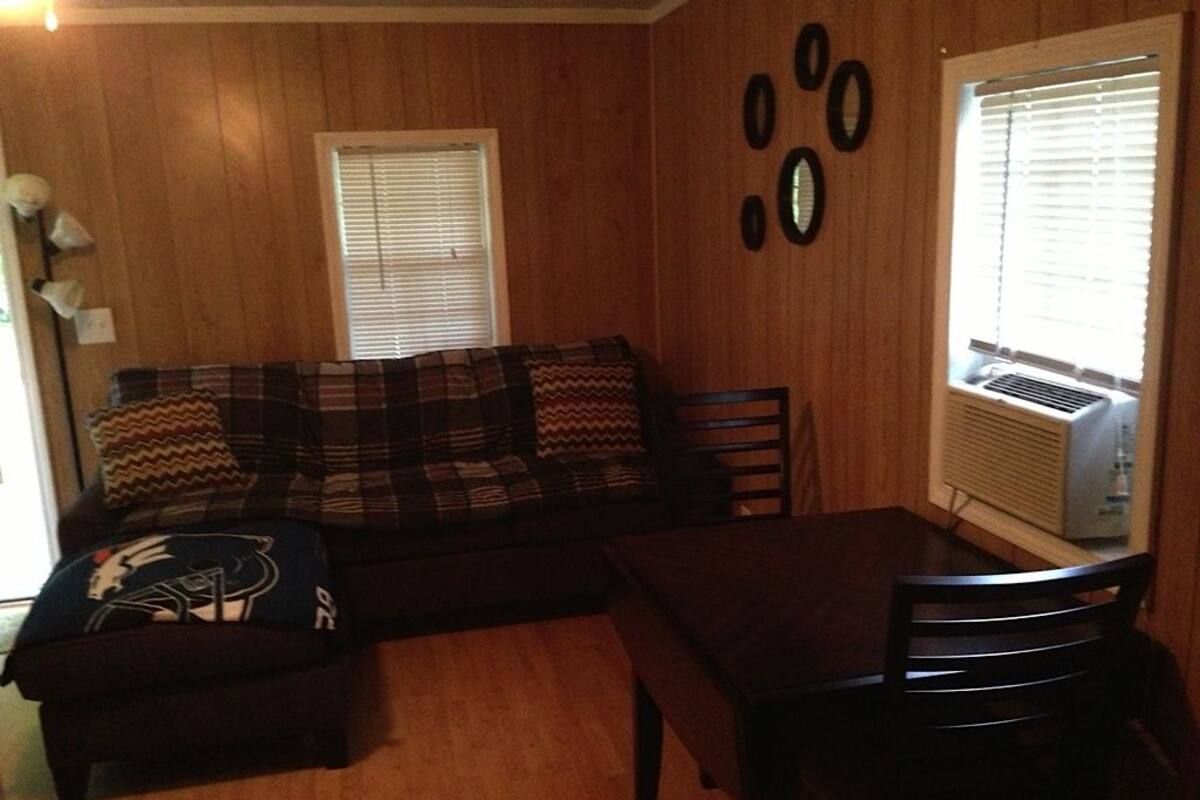 Hytte, 1 queensize-seng (Camp Cabin with Sofa Bed) | Oppholdsområde | Flatskjerm-TV