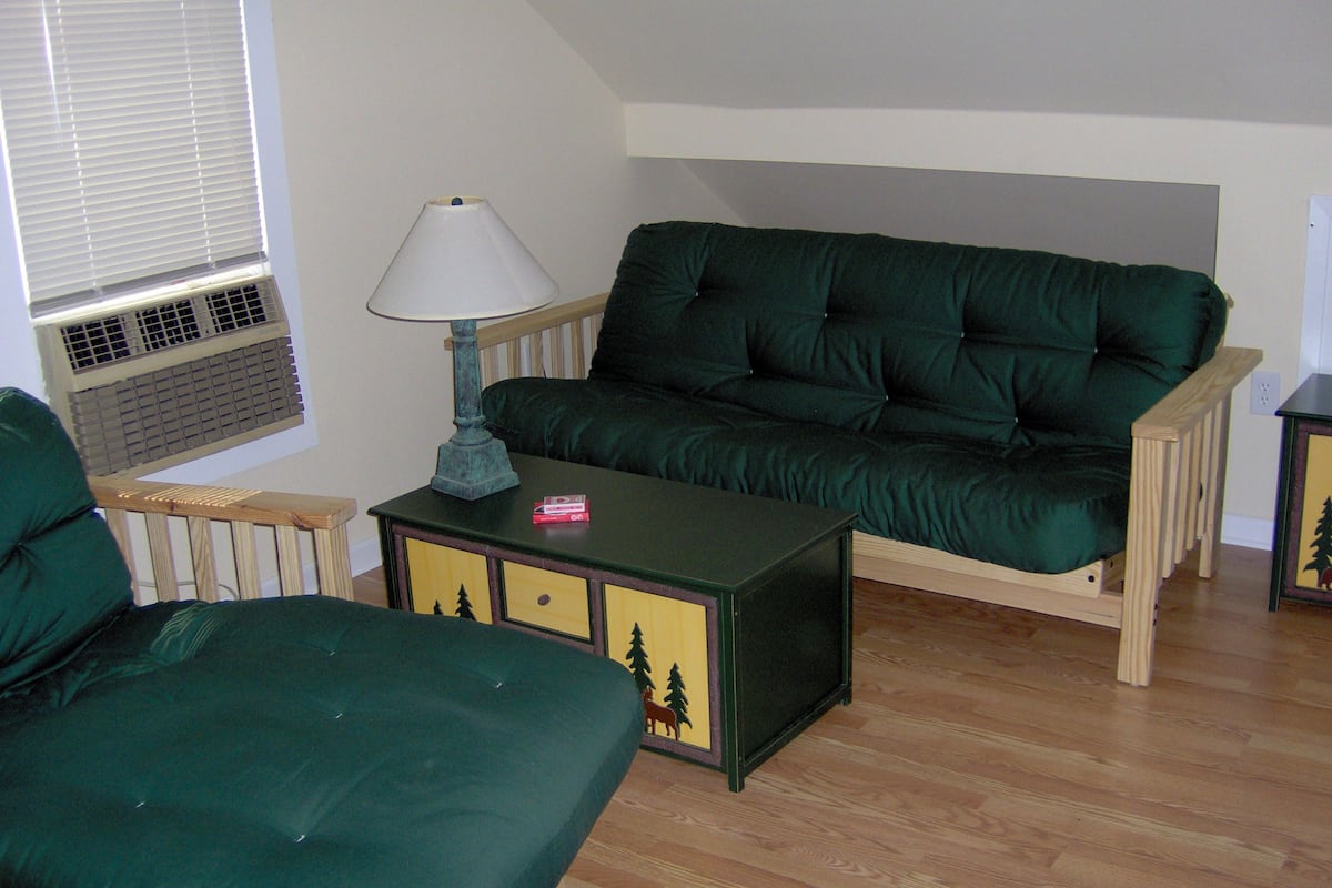 Cabaña, varias camas (Loft Suite with Futon and Sofa Bed) | Ropa de cama de alta calidad y wifi gratis