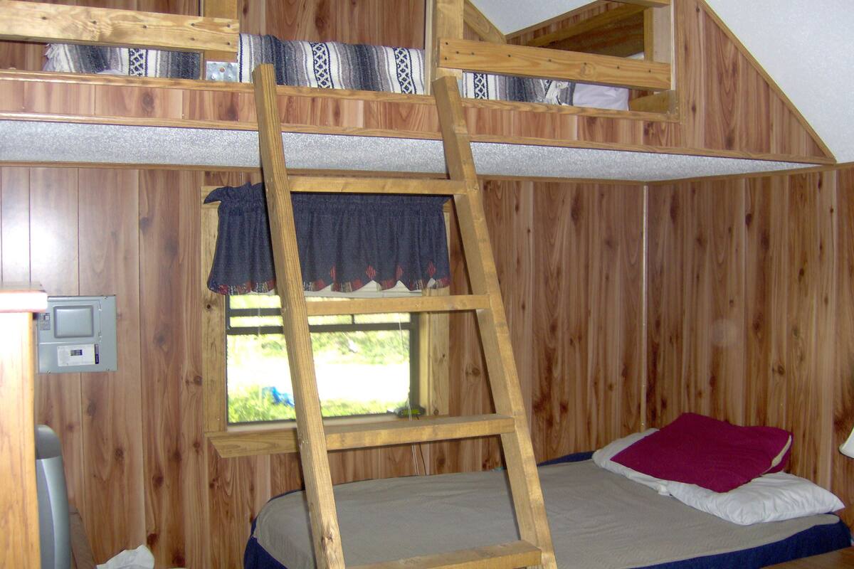 Hytte, flere senger (Treehouse Cabin) | Sengetøy av topp kvalitet og wi-fi (inkludert)