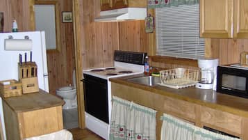 Cabin, Multiple Beds (Lumberjack Cabin) | Private kitchen | Fridge, microwave, coffee/tea maker