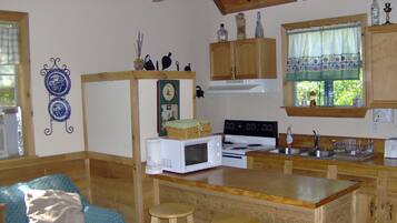 Kabin, beberapa tempat tidur (Creekside Cabin) | Dapur pribadi | Lemari es, microwave, dan mesin pembuat kopi/teh